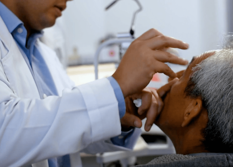 Oftalmologo especialista en protesis ocular Queretaro IMO
