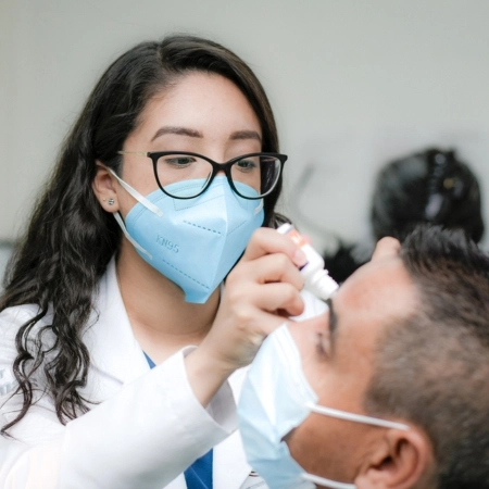 Especialistas en cornea en Queretaro realizando valoración oftalmologica en el IMO